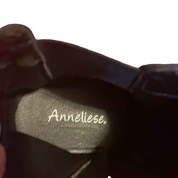 Anneliese women black, ankle boots w/ zipper sides. Has stretch side. Size 7M - Picture 9 of 10
